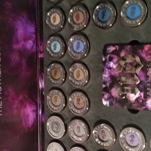RARE URBAN DECAY THE MOTHER LODE 68 MIND BLOWING SHADES. ONE MASSIVE COL… - Picture 5 of 10